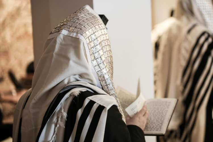 להתנועע בגופו בתפילת העמידה